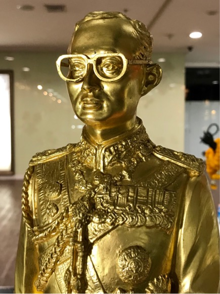 หมายเลข ๑๑๒๒ พระบรมรูปในหลวง รัชกาลที่ ๙ ประทับยืนสูง ๒๒ นิ้ว รวมฐาน ปิดทองคำแท้ สร้างปี 2539