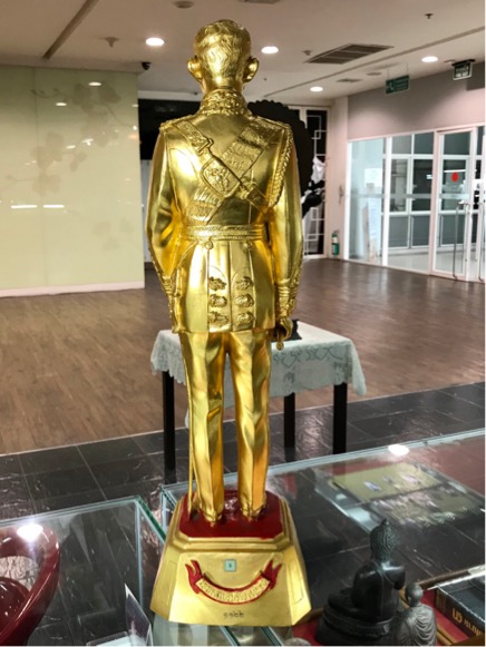 หมายเลข ๑๑๒๒ พระบรมรูปในหลวง รัชกาลที่ ๙ ประทับยืนสูง ๒๒ นิ้ว รวมฐาน ปิดทองคำแท้ สร้างปี 2539