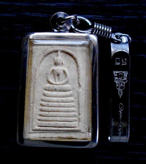 พระสมเด็จเกศไชโย หลังฝังพลอย วัดไชโยวรวิหาร จ.อ่างทอง ปี 2533...(ในเลี่ยม+แหนบ)...(3)