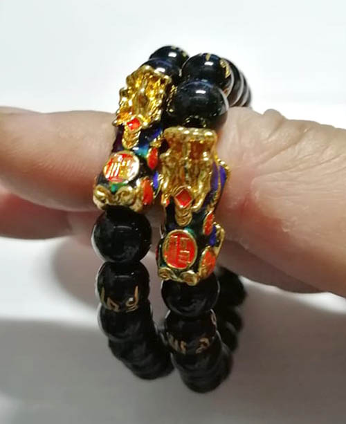 แดง 200 บาท..สร้อยข้อมือหินนิลดำ 8 มิล+ปี่เซี๊ยะทอง เปลี่ยนสีตามอุณหภูมิได้ รวม 2 เส้น (#131)