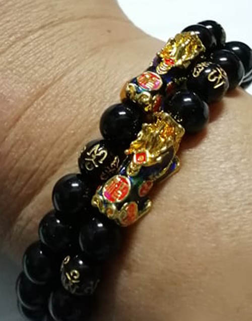 แดง 200 บาท..สร้อยข้อมือหินนิลดำ 8 มิล+ปี่เซี๊ยะทอง เปลี่ยนสีตามอุณหภูมิได้ รวม 2 เส้น (#131)