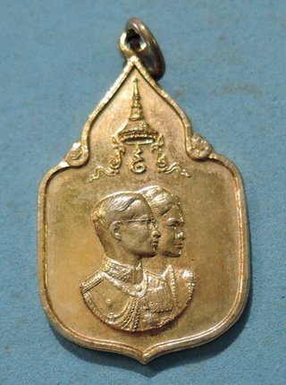 เหรียญในหลวง พระราชินี สมโภชช้างเผือก 3 เชือก เพชรบุรี ปี พ.ศ.2521 กะไหล่ทอง หายาก