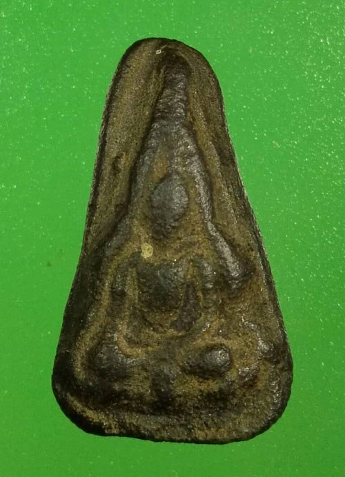 พระนางพญากรุเขาพระศรี สุโขทัย เนื้อดิน   พิมพ์ซุ้มหยัก 