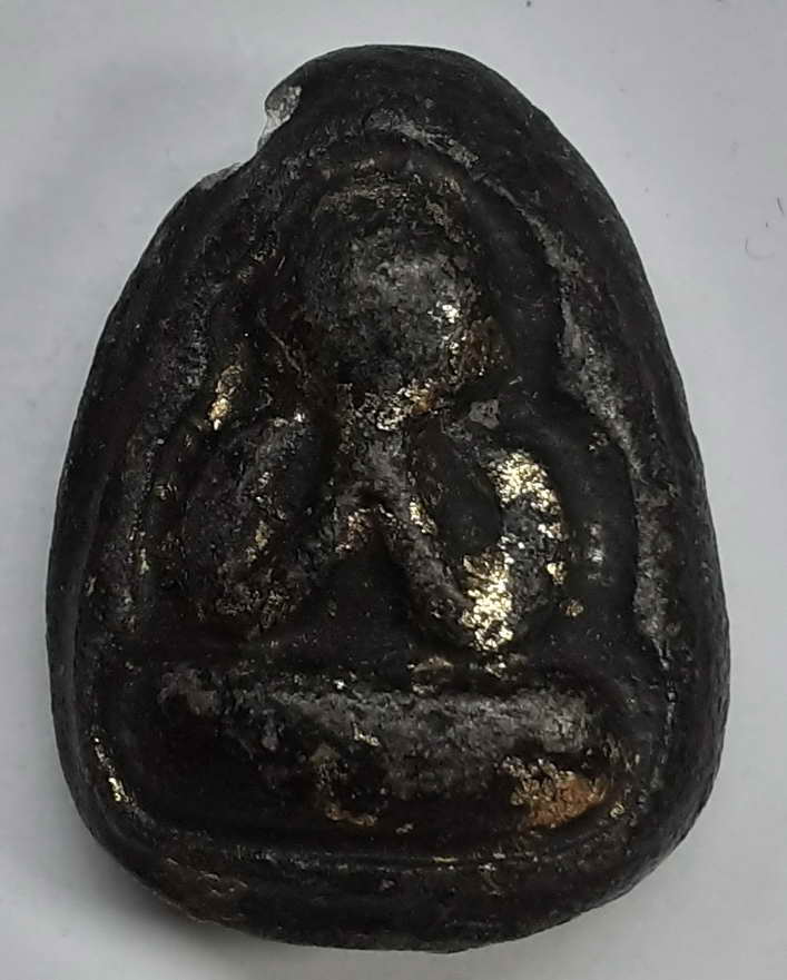 50 บาท พระปิดตาลงรักดำปิดทองไม่ทราบที่ครับ BOX 3