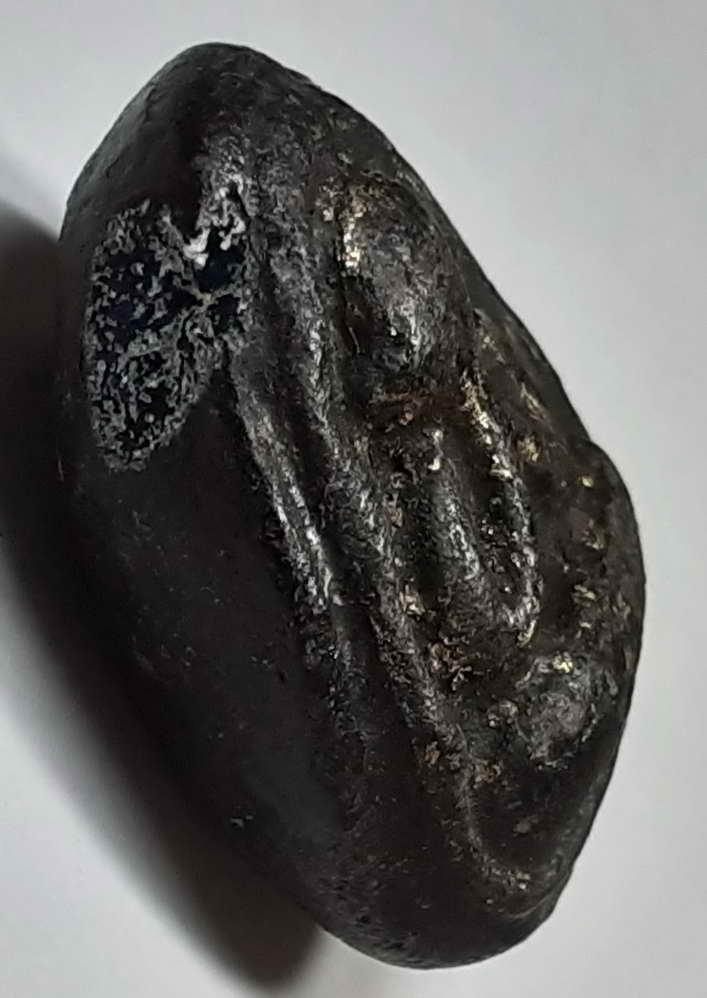 50 บาท พระปิดตาลงรักดำปิดทองไม่ทราบที่ครับ BOX 3