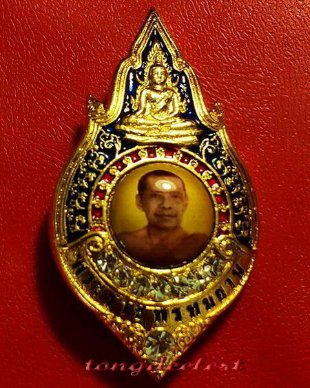 ล็อกเก็ตหลวงพ่อฤาษีลิงดำ วัดท่าซุง กะไหล่ทองลงยาประดับเพชร สวยมากค่ะ