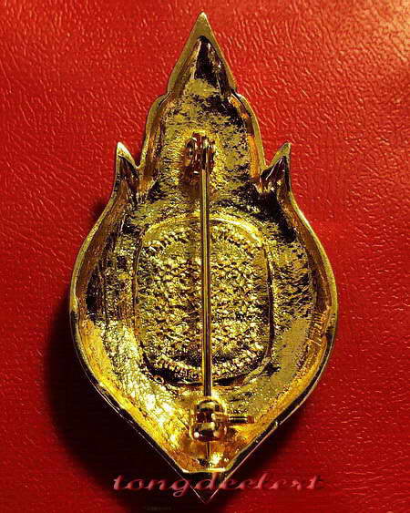 ล็อกเก็ตหลวงพ่อฤาษีลิงดำ วัดท่าซุง กะไหล่ทองลงยาประดับเพชร สวยมากค่ะ