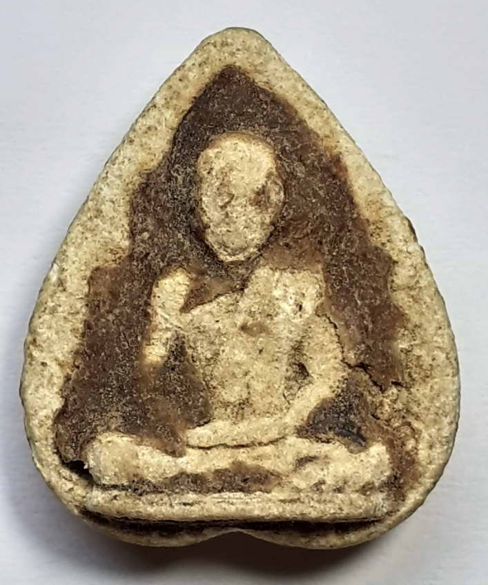 50 บาท วัดใจ** พระผงเก่าใบโพธิ์รูปเหมือนผมว่าน่าจะเป็นหลวงพ่อพรหมนะครับ บางคนก็บอกว่าเป็นเจ้าคุณนอ