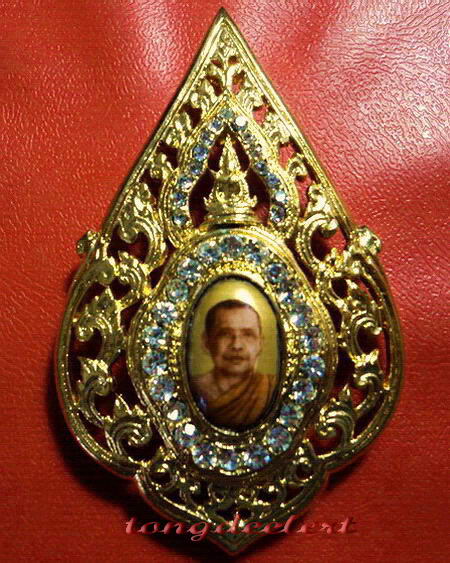 ล็อกเก็ตหลวงพ่อฤาษีลิงดำ วัดท่าซุง กะไหล่ทองประดับเพชร ขนาดใ หญ่ สวยมากค่ะ