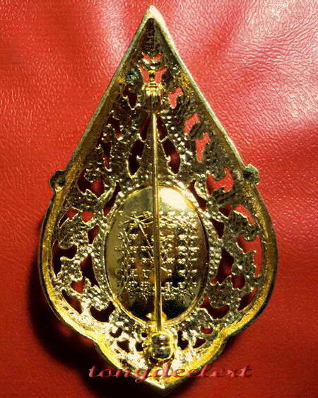 ล็อกเก็ตหลวงพ่อฤาษีลิงดำ วัดท่าซุง กะไหล่ทองประดับเพชร ขนาดใ หญ่ สวยมากค่ะ