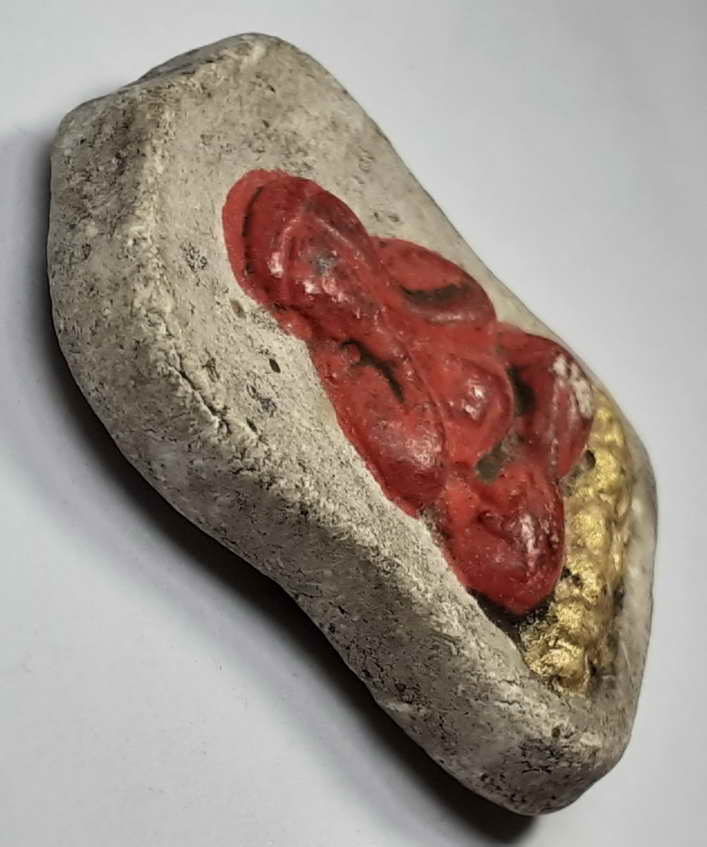 100 บาท พระปิดตาเนื้อดินดิบลงชาดแดง ทาทองบรอนหลังฝังตะกรุดไม่ทราบที่ครับ B 6