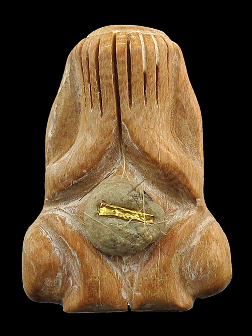 พระปิดตา ไม้แกะ รุ่นเจริญพรบน ฝังตะกรุดทองคำ หลวงปู่เกลี้ยง วัดโนนแกด ศรีสะเกษ 