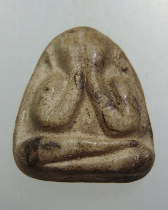 ๒๐ พระปิดตาหลังแบบ