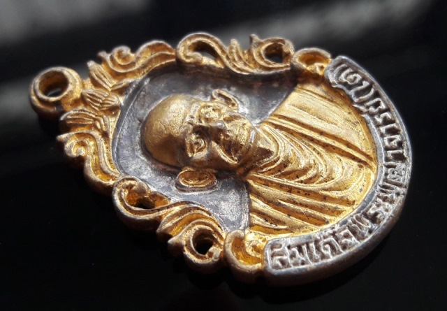 เหรียญหล่อฉีดไมครอนเงิน-ไมครอนทอง สมเด็จพุฒาจารย์ ( โต ) วัดไชโยวรวิหาร จ.อ่างทอง พ.ศ.2542+กล่องเดิม