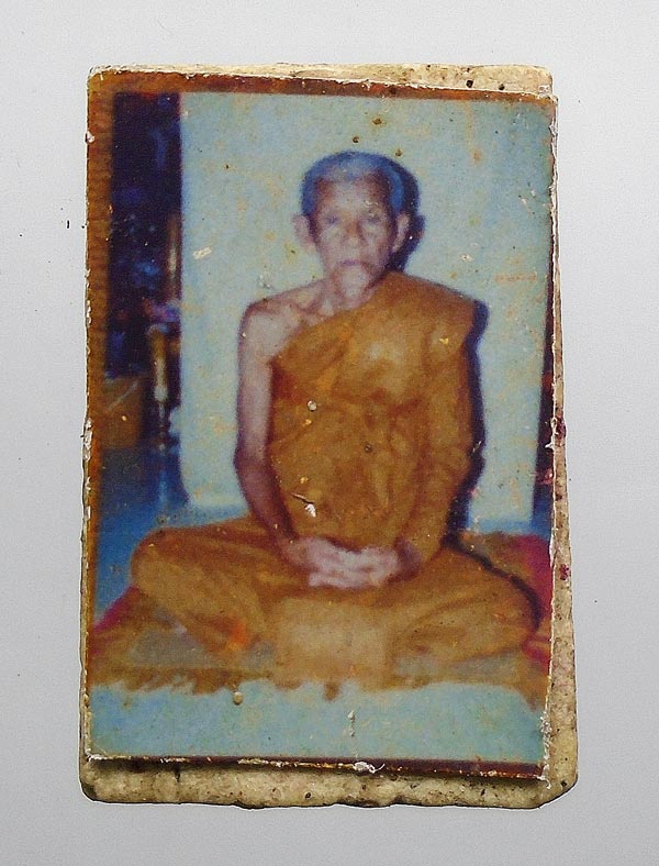 20 บาท....พระสมเด็จ พิมพ์คะแนน หลังรูปถ่าย ไม่ทราบเกจิ...366