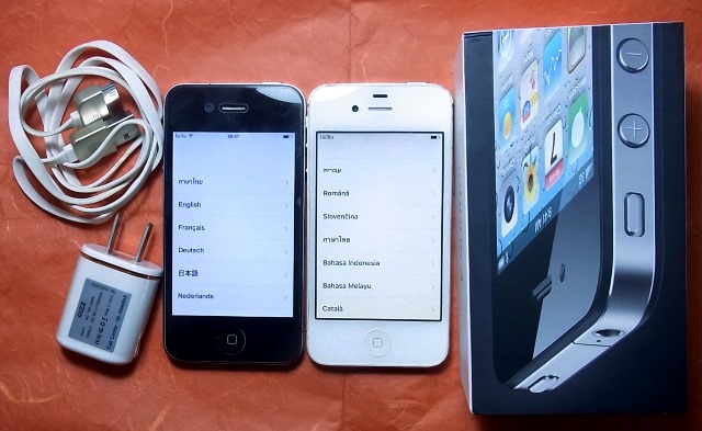  iPhone 4 (สีดำ) และ iPhone 4S (สีขาว) ไม่ติดล็อค ทั้ง 2เครื่อง