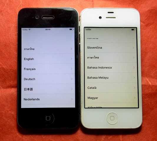  iPhone 4 (สีดำ) และ iPhone 4S (สีขาว) ไม่ติดล็อค ทั้ง 2เครื่อง