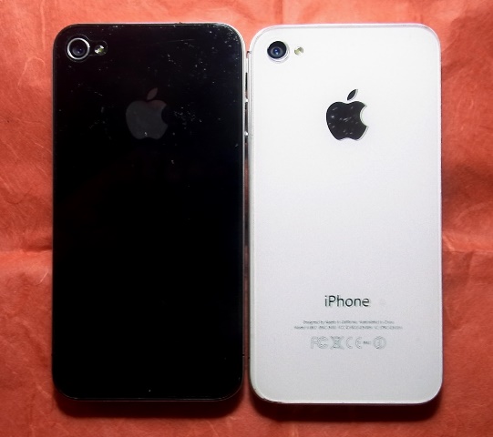  iPhone 4 (สีดำ) และ iPhone 4S (สีขาว) ไม่ติดล็อค ทั้ง 2เครื่อง