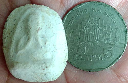 *พิมพ์ปิดตา เนื้อผง กรุวัดคลองขอม สุพรรณบุรี หลวงปู่ศุข ร่วมปลุกเสก*