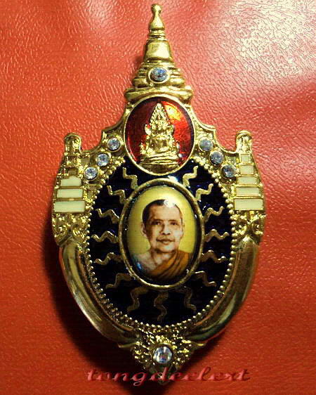 ล็อกเก็ตหลวงพ่อฤาษีลิงดำ วัดท่าซุง กะไหล่ทองลงยาประดับเพชร สวยมากค่ะ