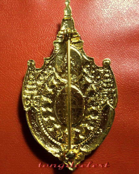 ล็อกเก็ตหลวงพ่อฤาษีลิงดำ วัดท่าซุง กะไหล่ทองลงยาประดับเพชร สวยมากค่ะ