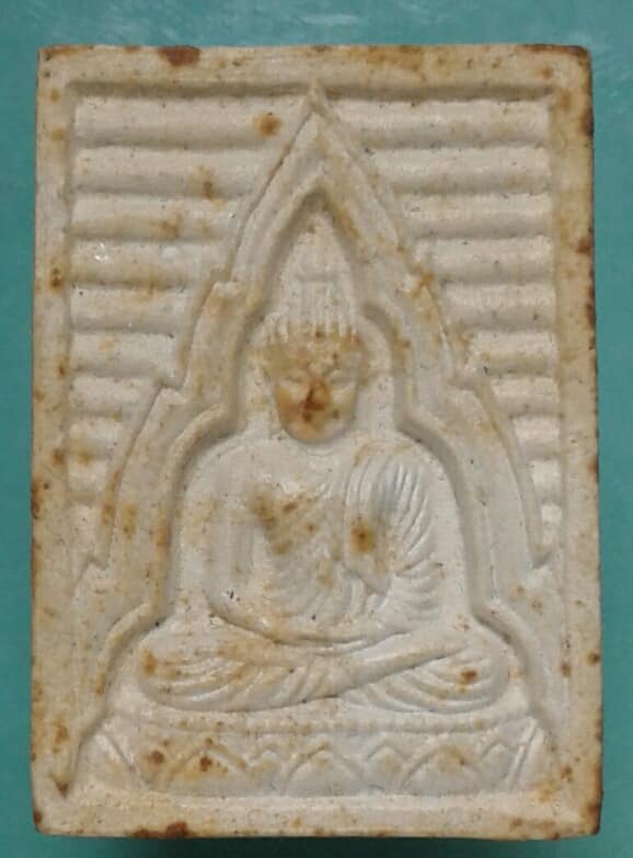 พระเนื้อผงสีขาวหลังยันต์ ไม่ทราบที่ เคาะเดียวแดงครับ