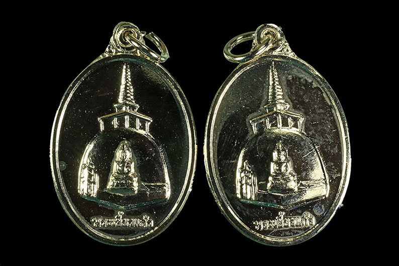 เคาะแรกแดง... เหรียญพระเขี้ยวแก้ว..หลวงพ่อจรัญ..วัดอัมพวัน..จ.สิงห์บุรี. .สร้างปี2553 จำนวน2เหรียญ