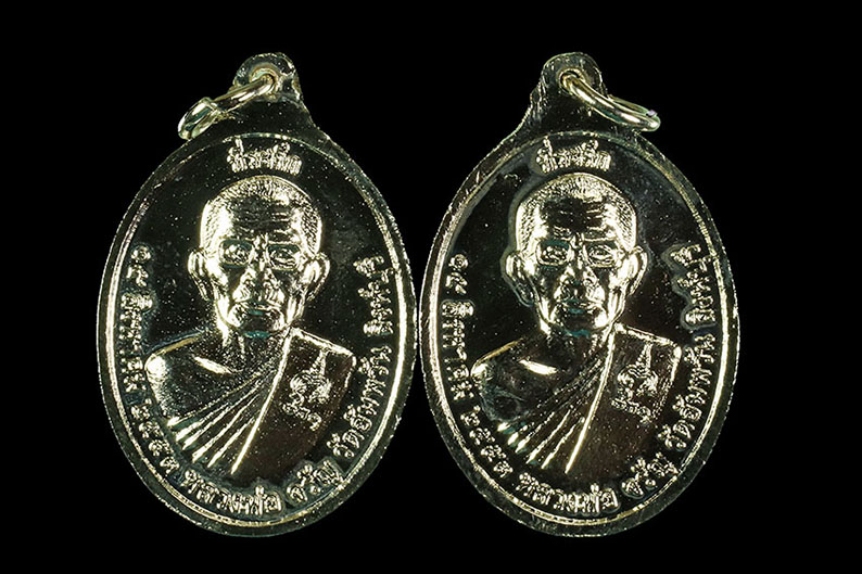 เคาะแรกแดง... เหรียญพระเขี้ยวแก้ว..หลวงพ่อจรัญ..วัดอัมพวัน..จ.สิงห์บุรี. .สร้างปี2553 จำนวน2เหรียญ