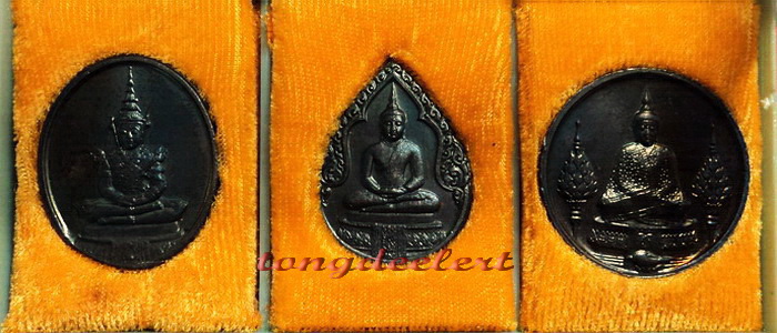 	เหรียญพระแก้วมรกต ภปร.ฉลองกรุงรัตนโกสินทร์ 200 ปี พ.ศ. 2525 ครบชุด 3 ฤดู สวยมากค่ะ