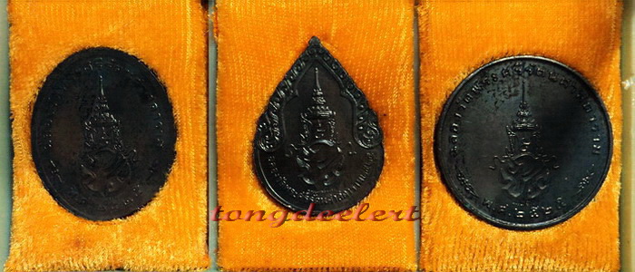 	เหรียญพระแก้วมรกต ภปร.ฉลองกรุงรัตนโกสินทร์ 200 ปี พ.ศ. 2525 ครบชุด 3 ฤดู สวยมากค่ะ
