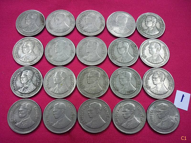 เหรียญในหลวง รัชกาลที่ ๙ ชนิด ๑ บาท หลังวัดพระแก้วมรกต ปี ๒๕๒๕ จำนวน 30 เหรียญ