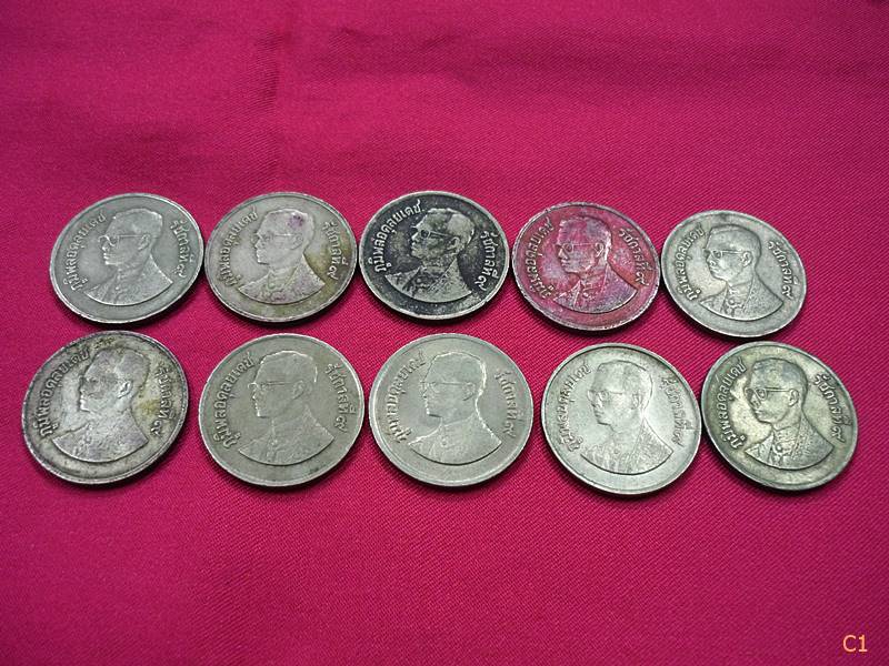 เหรียญในหลวง รัชกาลที่ ๙ ชนิด ๑ บาท หลังวัดพระแก้วมรกต ปี ๒๕๒๕ จำนวน 30 เหรียญ