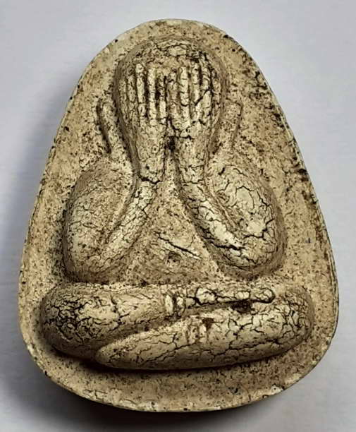 100 บาท พระปิดตาเก่าพิมพ์ปู่โต๊ะ เนื้อผงผสมแร่หรือว่านอะไรซักอย่งนี่แหละผมไม่แน่ใจครับด้านหลังยันต์ห