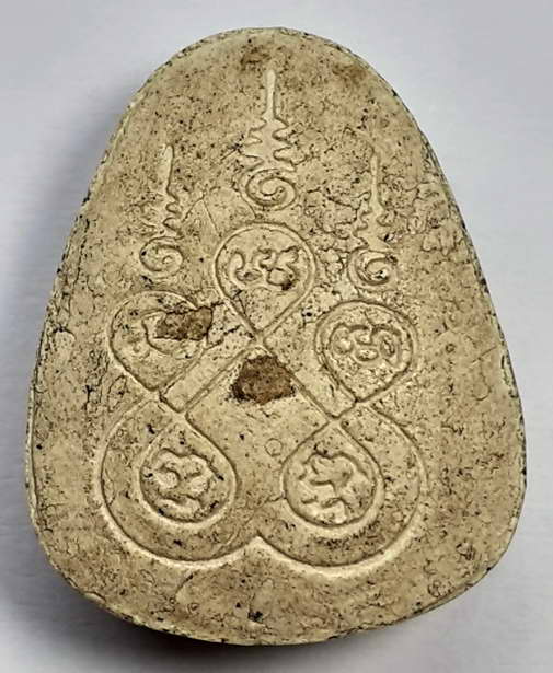 100 บาท พระปิดตาเก่าพิมพ์ปู่โต๊ะ เนื้อผงผสมแร่หรือว่านอะไรซักอย่งนี่แหละผมไม่แน่ใจครับด้านหลังยันต์ห