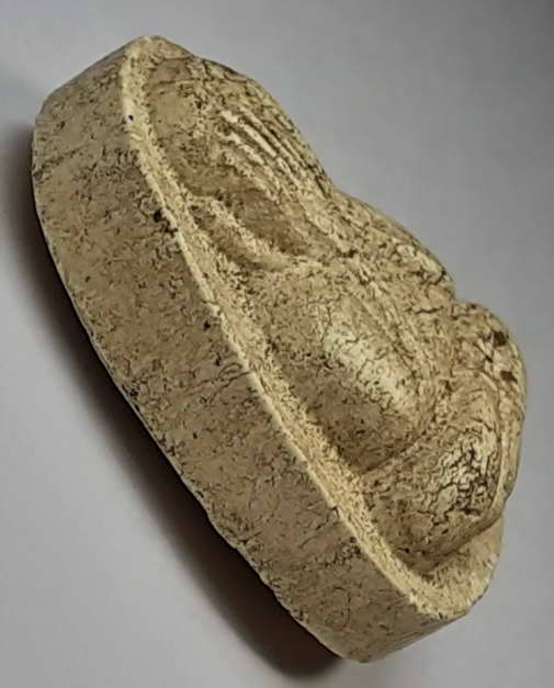 100 บาท พระปิดตาเก่าพิมพ์ปู่โต๊ะ เนื้อผงผสมแร่หรือว่านอะไรซักอย่งนี่แหละผมไม่แน่ใจครับด้านหลังยันต์ห