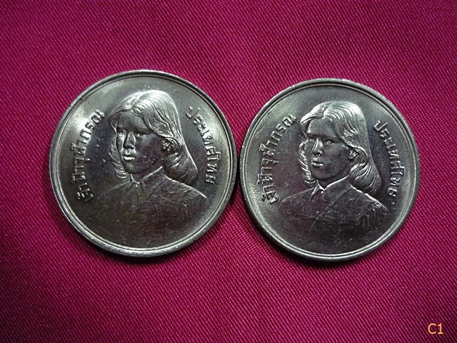 เหรียญในหลวง 10 บาท รุ่น เจ้าฟ้าจุฬาภรณ์ทรงสำเร็จการศึกษา (ผลิตน้อย) ปี 2522 สภาพสวย จัดให้ 2 เหรียญ