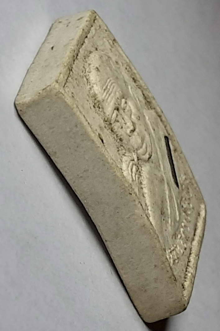 30 บาท พระผงรูปเหมือนฝังตระกรุดหลวงพอ่คูณ ปริสุทโธ วัดบา้นไร่ หลังพระประจำวันพฦหัสบดี 