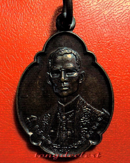 เหรียญในหลวงครบ 4 รอบ ปี 2518 คณะสงฆ์สร้างถวาย สวยมากค่ะ