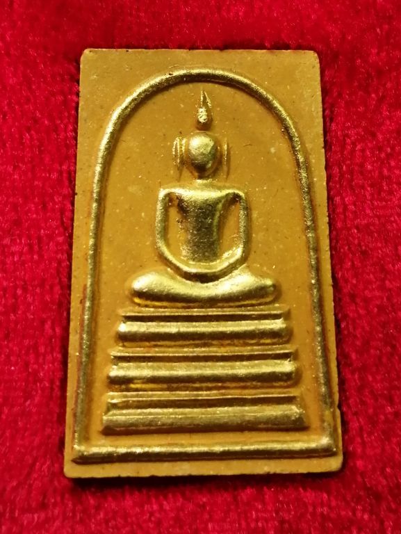 พระสมเด็จอรหังรุ่นพระเกศาที่ระลึกพระกฐิยพระรสชทานวัดตรีทศเทพปี46สวยๆพร้อมกล่องครับ