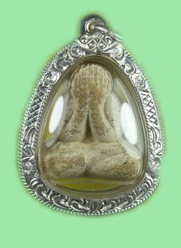 พระปิดตาบางแซะ พระอาจารย์จิ วัดหนองหว้า อ.เมือง จ.เพชรบุรี พ.ศ.2544 เลี่ยมเงินพร้อมใช้ 