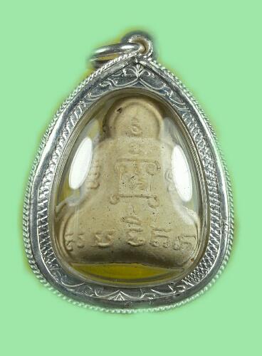 พระปิดตาบางแซะ พระอาจารย์จิ วัดหนองหว้า อ.เมือง จ.เพชรบุรี พ.ศ.2544 เลี่ยมเงินพร้อมใช้ 