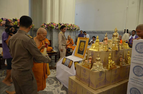วัดใจต่ำกว่าทุน เหรียญหล่อ หลวงพ่อโสธรรุ่นปิติสุข เนื้อบรอนซ์ หมายเลข 299 พร้อมกล่องผ้าไหมและใบกำกับ