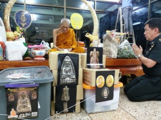 พระพิมพ์เตารีด พิมพ์ใหญ่ หลวงปู่ทวด หลวงพ่อรวย (( รุ่นแรก โค๊ตกรรมการ )) วัดตะโก จ.อยุธยา พร้อมกล่อง