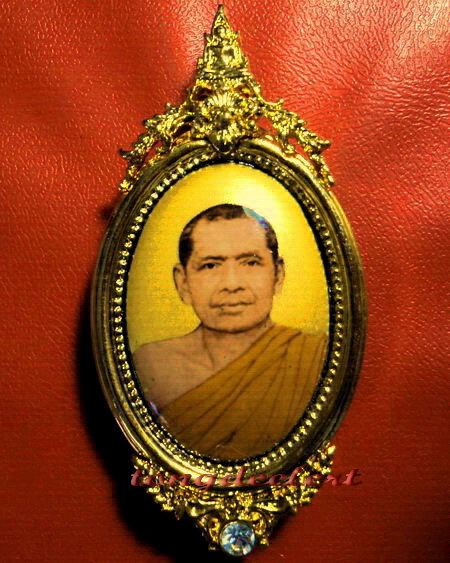 ล็อกเก็ตหลวงพ่อฤาษีลิงดำ วัดท่าซุง กะไหล่ทองประดับเพชร สวยมากค่ะ