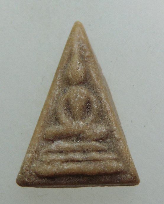 ๒๐ พระนางพญาเนื้อผงน้ำมัน