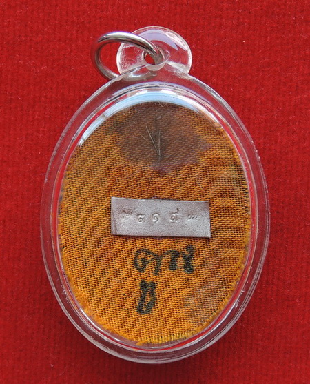 800 บาท ล็อคเก็ตพระอาจารย์คูณ(พิมพ์ใหญ่)ด้านหลังบรรจุผ้าจีวร เกศา และแผ่นเงินตอกโค๊ตเลขและมีลายเซ็น