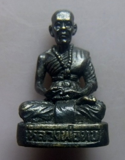 **วัดใจ**รูปเหมือนหลวงพ่อทบ วัดชนแดน จ.เพชรบูรณ์ รุ่นถึงฝั่ง ใต้ฐานตอกโค้ด**สวยๆ เชิญชมครับ