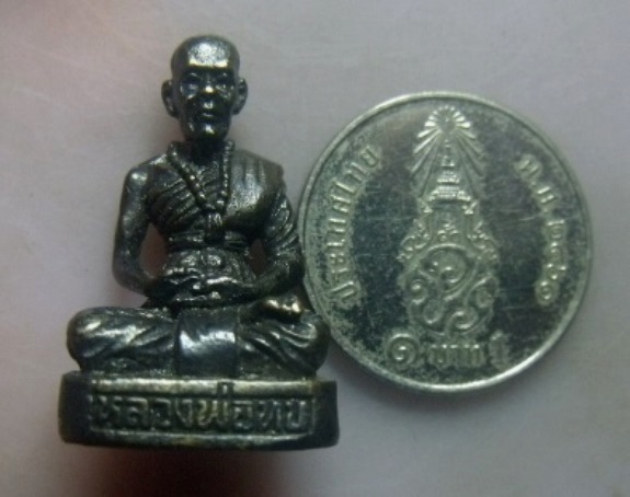 **วัดใจ**รูปเหมือนหลวงพ่อทบ วัดชนแดน จ.เพชรบูรณ์ รุ่นถึงฝั่ง ใต้ฐานตอกโค้ด**สวยๆ เชิญชมครับ