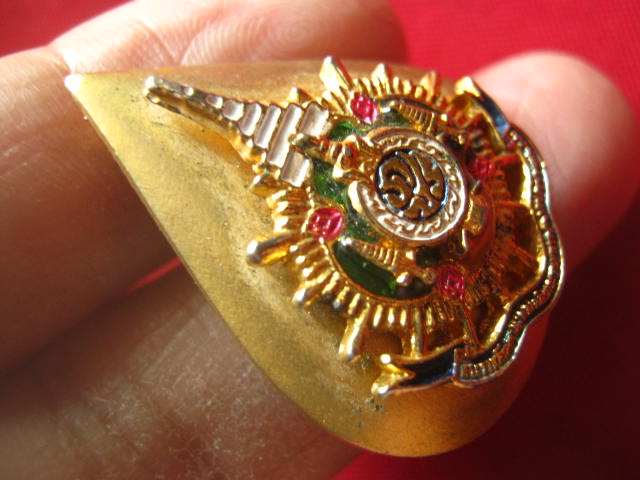 เข็มกลัดภปร. ที่ระลึกงานเฉลิมพระชนมพรรษา 6 รอบ 5 ธ.ค. 2542 เนื้อกะไหล่ทองลงยา