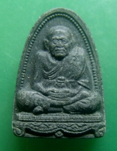 **วัดใจ**หลวงปู่ทวด เนื้อผงผสมว่าน หลังลายเซ็นต์ อาจารย์นอง วัดทรายขาว ปี ๒๕๓๕**สวยๆ